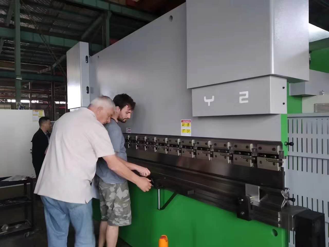 63 tonnás fém acéllemez hajlítógép CNC hidraulikus présfék fémmegmunkáláshoz