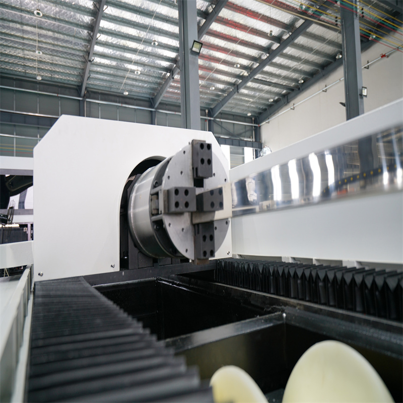 Nagy pontosságú CNC közepes szélességű fémszálas lézervágó gép