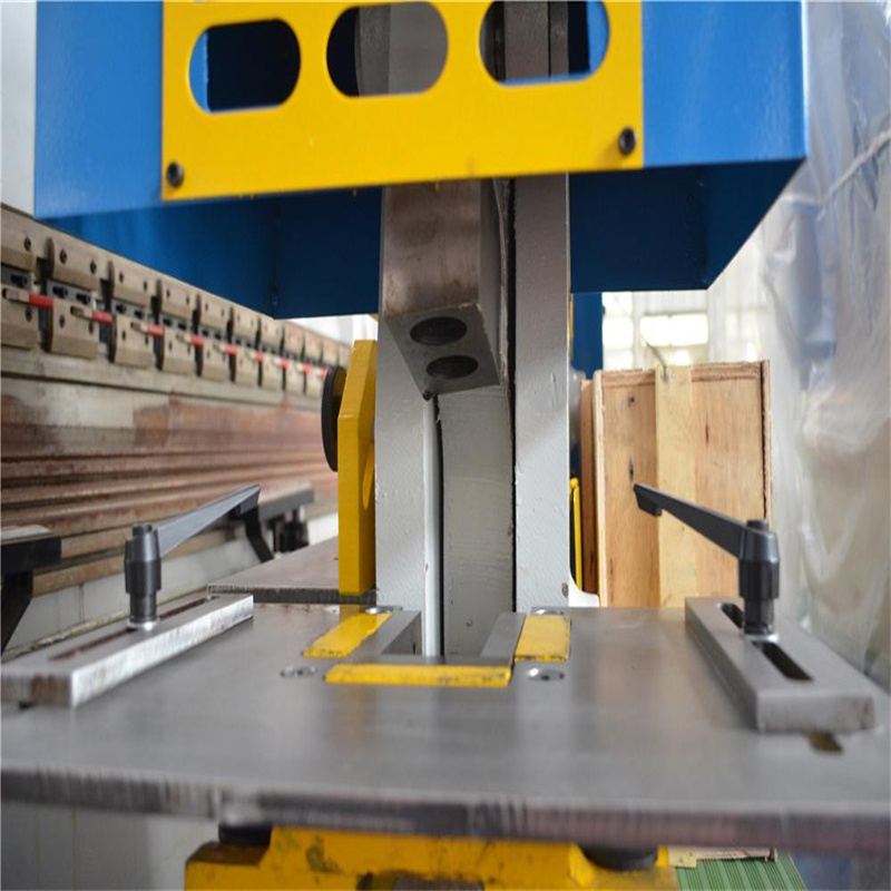 Kiváló minőségű lemezhajlító CNC hidraulikus vasmegmunkáló gép lyukasztó présgép