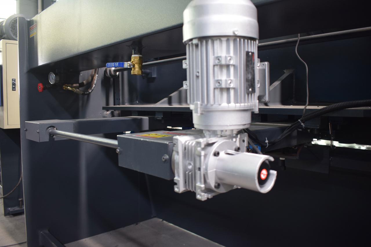 CNC fémlemez nyírógép Acéllemezes hidraulikus nyírógép